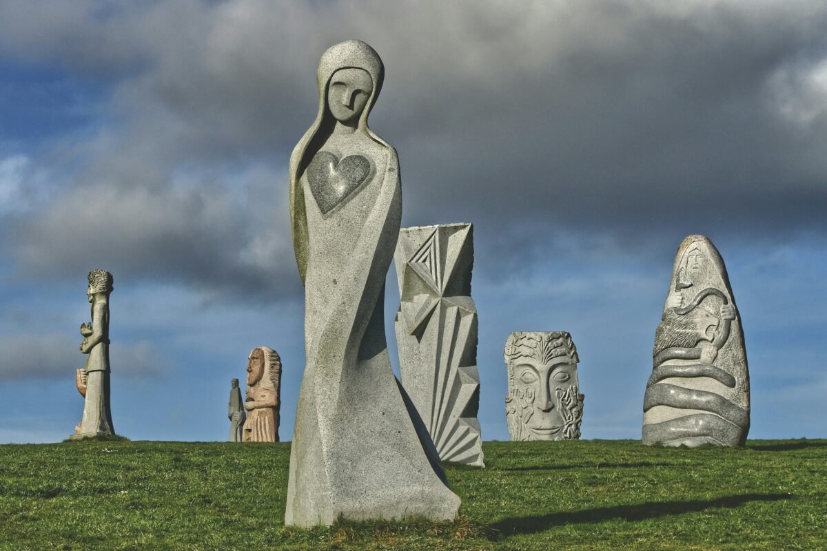 Jeffrey Gibson’s Weatherproof Sculptures of Ancestral Spirits on…